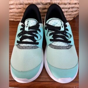 Mint Kids Sneakers green kizik 1Y running tennis shoes